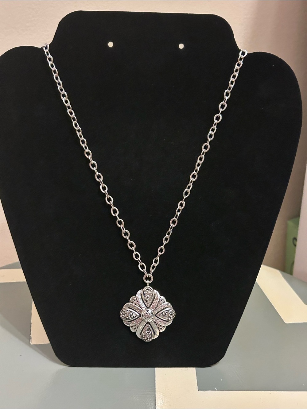 Lois Hill - Silver Floral Pendant Necklace - 9.25 SS